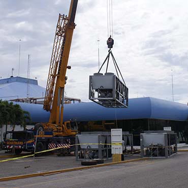 Servicio de gruas df Liebherr LTM1130. Elevando equipos en Aeropuerto de Ixtapa Zihuatanejo